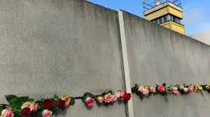 Berlins geschichte >> die mauer als leitfaden zur eroberung berlins. Grosste Ddr Demo Abgesang Am Alexanderplatz Euractiv De