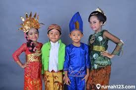 Indonesia merupakan negara kepulauan yang berbentuk republik. Daftar 10 Suku Di Indonesia Dengan Populasi Terbanyak Beserta Penjelasannya Rumah123 Com