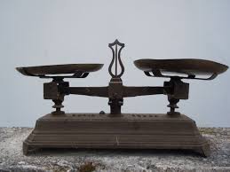 Balance Un Plateau Receptionne L Element A Peser Et L Autres Des Poids Une Fois Que L Equilibre Est Trouve On Additionne Le Balance Ancienne Plateau Balance