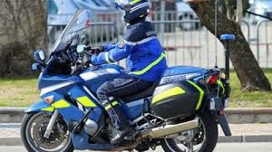 En france, l'usage des menottes est régi entre autres par l' article 803 du code de procédure pénale. Un Gendarme Tue Lors D Un Controle Routier Entre Pont L Eveque Et Deauville