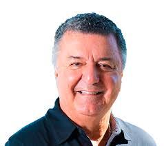 Nasceu no Rio de Janeiro Arnaldo David Cezar Coelho (Arnaldo Cezar Coelho),  ex-árbitro de futebol, ex-comentarista de arbitragem, empresário, corretor  autônomo de investimentos e formado em Educação Física. . É um dos