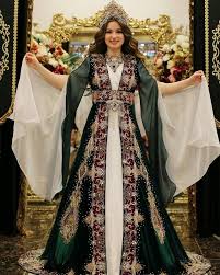 Evelyn Kim Wolf Adli Kullanicinin Kina Gecesi Kiyafetleri Panosundaki Pin Elbise Dugun Elbiseler Moda