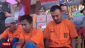 Berikut daftar tempat liburan di mojokerto dari air terjun, candi, waterpark, pemandian dll. Bawa Kabur Rokok Gudang Garam Senilai 1 5 M Tiga Tersangka Lebaran Idul Adha Di Bui Times Indonesia