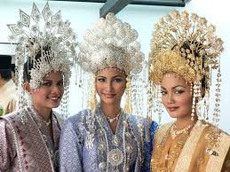 Image Result For Malaysian Traditional Fashion Malay Wedding Malay Wedding Dress Wedding Headdress