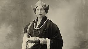 Elle se lie d'amitié avec le souverain de cet état de l'inde, sidkéong tulku, et visite de nombreux monastères bouddhistes pour parfaire sa connaissance. Reisepionierin Alexandra David Neel Heute Sage Ich Dir Dass Ich Zum Skelett Abgemagert Angekommen Bin Reise Sz De