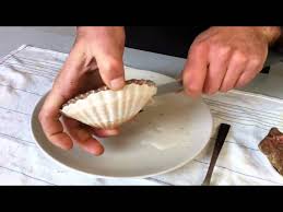 Les éponger à l'aide d'un papier absorbant et les mettre. Comment Decortiquer Une Coquille Saint Jacques Youtube