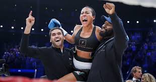 Sahil kamp i̇stanbul şile'de 35 hektar orman arazisi üzerine kurulu olan deniz kenarında konaklama, dinlenme hizmeti sunan spor aktivite ve eğitim tesisidir. Dette Er Braekhus Heftigste Knockouts Toppkamp