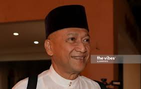 Nazri aziz says son not on government payroll, works for him. Mohamed Nazri Abdul Aziz