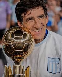 Pablo Gomis va a dejar de ser el director técnico de la Reserva de #RACING.  El entrenador que está en el club desde el 2018 deja el cargo luego de la  última