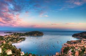 La côte d'azur offre un paysage éblouissant et de plages immaculées entourées des eaux cristallines de la mer méditerranée les bonnes raisons d'investir dans un immobilier de luxe dans la côte d'azur. Savills Spotlight Cote D Azur 2018