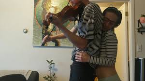 Essayer de pratiquer le violon