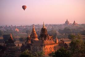 Montgolfière ist der name des ersten heißluftballons, benannt nach den französischen erfindern joseph michel und jacques etienne montgolfier. La Plaine De Bagan Et Ses 2000 Pagodes Birmanie