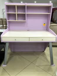 Çilek bu çalışma masası modeli ile karışıklık içinde bir dizayn ve tasarıma yer vermek yerine, daha klasik ve basite indirgenmiş bir yol seçmiş olacak. Cilek Genc Odasi Pembe Calisma Masasi