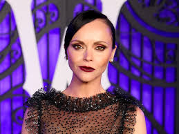 Christina Ricci asegura que la fama infantil la salvó del abuso de su  padre, un líder de secta "loco y muy violento"