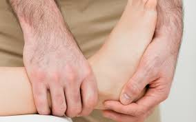 Einen (vermeintlich) gebrochenen zeh immer vom arzt begutachten lassen, um ggf. Banderdehnung Banderzerrung Symptome Behandlung Dauer Der Verletzung Onmeda De