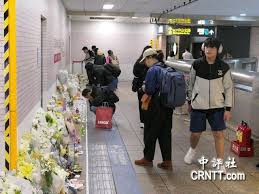 余母以子舍身救人为荣民众自发悼念