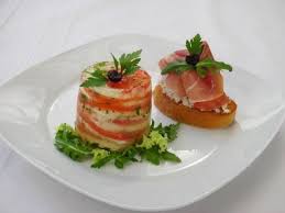 Tomaten Mozzarella Terrine Mit Prosciutto Crostini Rezept Rezept Tomate Mozzarella Crostini Rezepte Vorspeise
