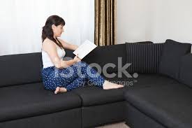 Folding sofa bed può indicare anche questo tipo di modello? Libro Di Lettura Donna Sul Divano Fotografie Stock Freeimages Com