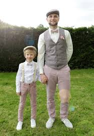 Les filles d'honneur sont incontournables lors des mariages. Look Vintage Tenues Retro Pour Homme Et Garcon D Honneur Mariage Vintage Mariage Retro Lo Tenue Mariage Vintage Mariage Vintage Tenue Mariage Homme Vintage