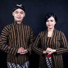 Pakaian tradisional jawa yogyakarta yang selanjutnya disebut pakaian tradisional adalah pakaian dengan model tertentu mengacu model yang dipakai oleh abdi. Busana Adat Jawa Baju Couple Surjan Dan Kebaya Tenun Lurik Terbaru Agustus 2021 Harga Murah Kualitas Terjamin Blibli