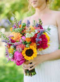 See more ideas about sunflower, sunflower wedding bouquet, sunflower arrangements. Comment Organiser Un Mariage Estival Comme Sur Un Air De Vacances Vacances Organ In 2020 Bright Wedding Flowers Sunflower Wedding Bouquet Colorful Wedding Bouquet
