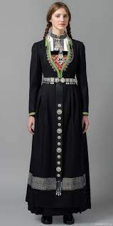 Das mieder hat schöne schwarze samt trim und zinn knöpfe. Bunad Traditional Dress Of Norway Bunad Dress Norway Traditional Norwegian Dress Traditional Dresses Traditional Outfits