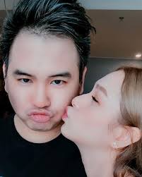 Vợ chồng Xemesis Xoài Non liên tục check-in với 1001 biểu cảm lầy lội, dân  mạng hết lời ghen tị