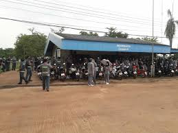 โรงงานน้ำตาลกุมภวาปี จ.อุดรธานี ประกาศปิดกิจการ หลังเปิดมายาวนาน 58 ปี เนื่องจากพิษเศรษฐกิจ พนักงานร่ำไห้ ตกงาน เกือบ 300 คน และพนักงานชั่วคราว. 9zaapdyqwvlbm