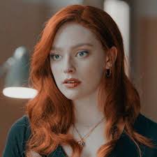 Danielle the poseuse article