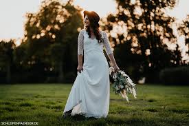 Twilight brautkleid hochzeitskleid twilight, bella swan | hochzeitskleid bella swan. Vertraumtes Boho Hochzeitskleid Auf Der Wiese Mit Trockenblumen Schleifenfanger