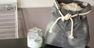 Les sacs cabas sont supers mais le problème c'est qu'ils ne se ferment pas, je vous propose la méthode de fiona pour insérer une fermeture intérieure fiona a utilisé le petit modèle du tuto sac à paillettes, et elle a modifié la doublure intérieure du sac. Tuto Fabriquer Un Sac A Linge Avec Un Vieux Jean M6 Deco Fr