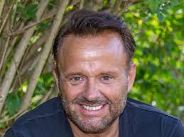 Mor Mona på 83 hjælper Dennis Knudsen med babypasning