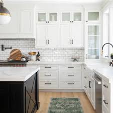 Still, others add modern mosaic backsplash usually in tones of blue or gray paired with a plain colored countertop. 75 Beautiful Kitchen With Quartz Countertops And Subway Tile Backsplash Pictures Ideas July 2021 Houzz