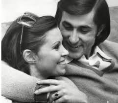 Aceasta este pagina oficiala a lui ilie nastase, tenismen de origine romana intrat in istoria tenisului pentru multiplele sale. Cum ArÄtau Primele DouÄ SoÈii Ale Lui Ilie NÄstase Erau Mai Frumoase Decat Romancele Din ViaÈa Lui Impact