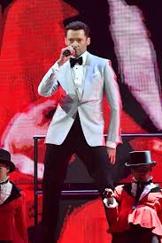Wow Hugh Jackman S Brit Awards Performance Of The Greatest Show Had So Much Going On Hugh Jackman Jackman Celebrities