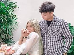 Danh sách các phim điện ảnh việt nam bao gồm phim sản xuất tại việt nam, phim sản xuất tại nước ngoài nhưng có sự tham gia của người việt, nội dung chủ yếu xoay quanh các vấn đề của người việt được sắp xếp theo năm công chiếu đầu tiên Fsndyyfxt28v1m