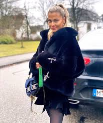 Valentina Pahde On Instagram Ready For A Walk Saturday Xmas Munich Allblack Goodtimes Valentinaathome All Black Fur Coat Car Girl