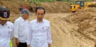 Untuk pemilihan jas hujan terbaik sendiri, ada baiknya bila kamu memilih jas hujan. Potret Jokowi Terobos Hujan Sampai Pakai Jas Hujan Seharga Rp10 Ribu Merdeka Com