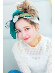 ヘアもコーデもこれ1本 夏に買うべきトレンド スカーフ 活用術5選 mery メリー スカーフヘアスタイル ヘアーデザイン バンダナのヘアスタイル