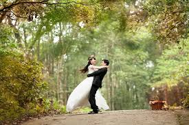 As wedding photographers, we love photographing outdoor ceremonies and taking family photos at sunset or documenting events in the most unique venues in town. How To Photograph A Wedding Technical Guide