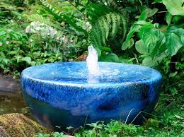 Keramik Brunnen Als Halbkugel In 2020 Quellstein Brunnen Garten Wasserkugeln