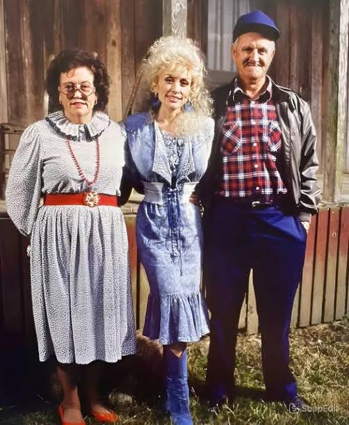 Dolly Parton and her parents :)