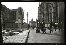 German Soldiers Beauvais Soldats Allemands Devant La Cathedrale Beauvais Cathedrale Soldat