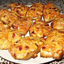 горячие бутерброды с колбасой сыром и яйцом на сковороде Vkusnye Grenki Iz Belogo Hleba S Syrom Yajcom I Kolbasoj S Izobrazheniyami Idei Dlya Blyud Buterbrody Eda