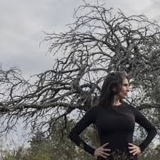 A pesar de dedicarse a la música desde el 2009, recién este año se animó a lanzar su primer ep con canciones que incluyen un repertorio de música folclórica y canciones cuya música y letra compuso ella. Primavera En Godoy Cruz Carolina Peleritti Marcelino Azaguate Y Coro Cantapueblo En Concierto Godoy Cruz