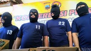 Penelusuran lowongan tidak dapat ditemukan di kota kendal. 17 Kali Bobol Pabrik Teh Gelas Di Boja Kapolres Kendal Tiga Pelaku Warga Singorojo Tribun Jateng