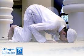 حكم من بدأ في سورة ثم تذكر أنه لم يقرأ الفاتحة فعاد لقراءتها هل يلزمه سجود سهو