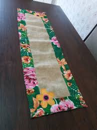 Caminho De Mesa Com Canto Mitrado Jogo Americano Dupla Face Feito Em Chita E Juta Composto De 4 Lugares 1 Trilho De Mesa Um Ideias Para Artesanato Tapete De Juta Artesanato Para Cozinha