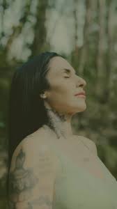 desconectar-me do mundo digital é como desatar os nós invisíveis que me  prendem à corrente incessante de notificações e distrações. é mergulhar em  um oceano de silêncio, onde posso ouvir o sussurro do ...