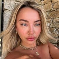 Emily Brash's Instagram, Twitter & Facebook